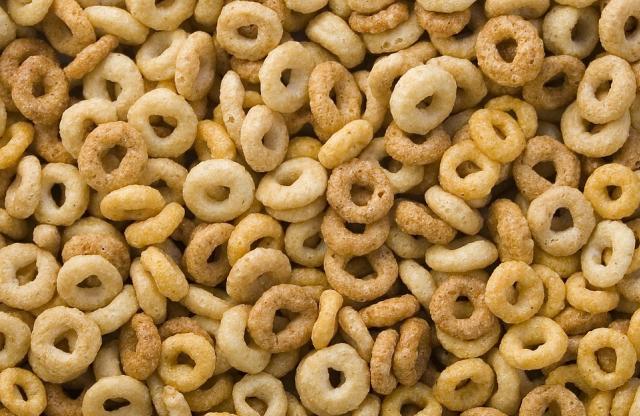 Apák kihívása: cheerios torony az alvó gyerekre