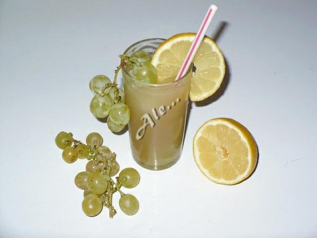 Limonádé szőlővel és citrommal