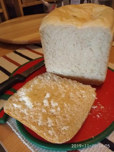 Fokhagymás fehér kenyér kenyérsütő géppel sütve