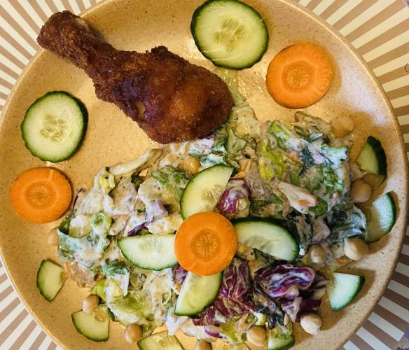 Zabos rántott csirke kefíres zöld salátával